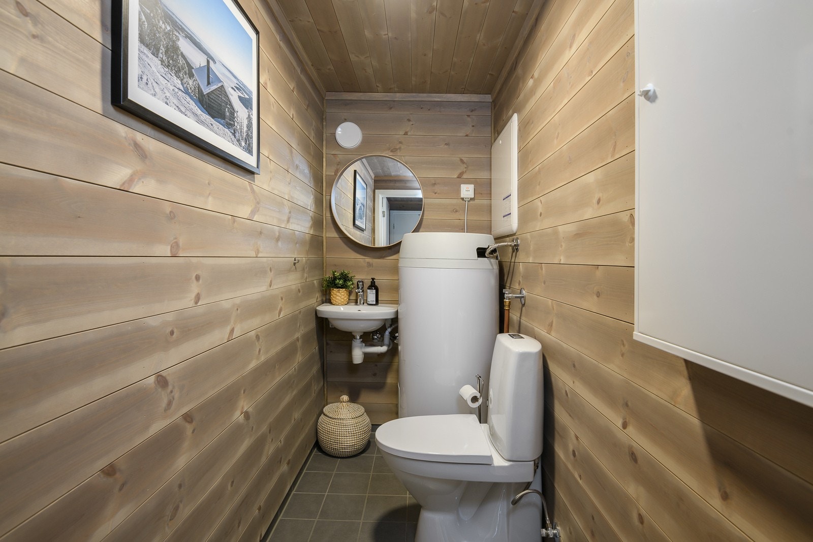 Separat toalettrom med gulvstående klosett og vegghengt klosett. Galleribilde