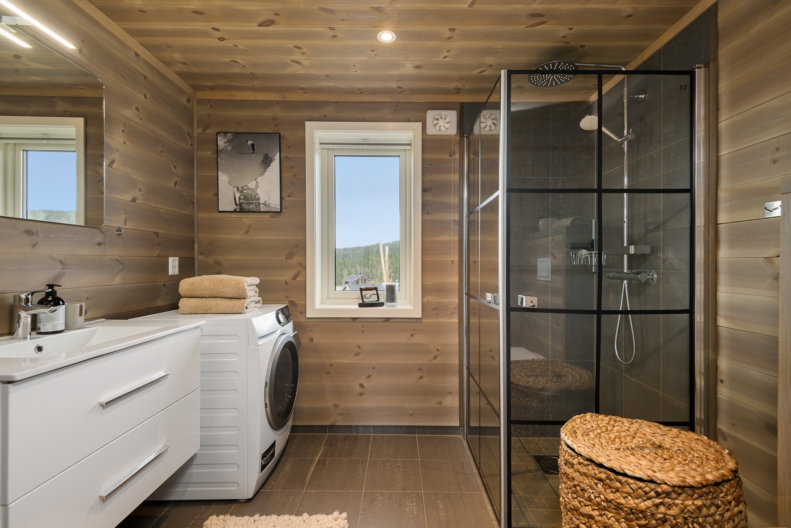 Delikat baderom med gulvvarme, innfelte lys i himlingen og opplegg for vaskemaskin. Galleribilde