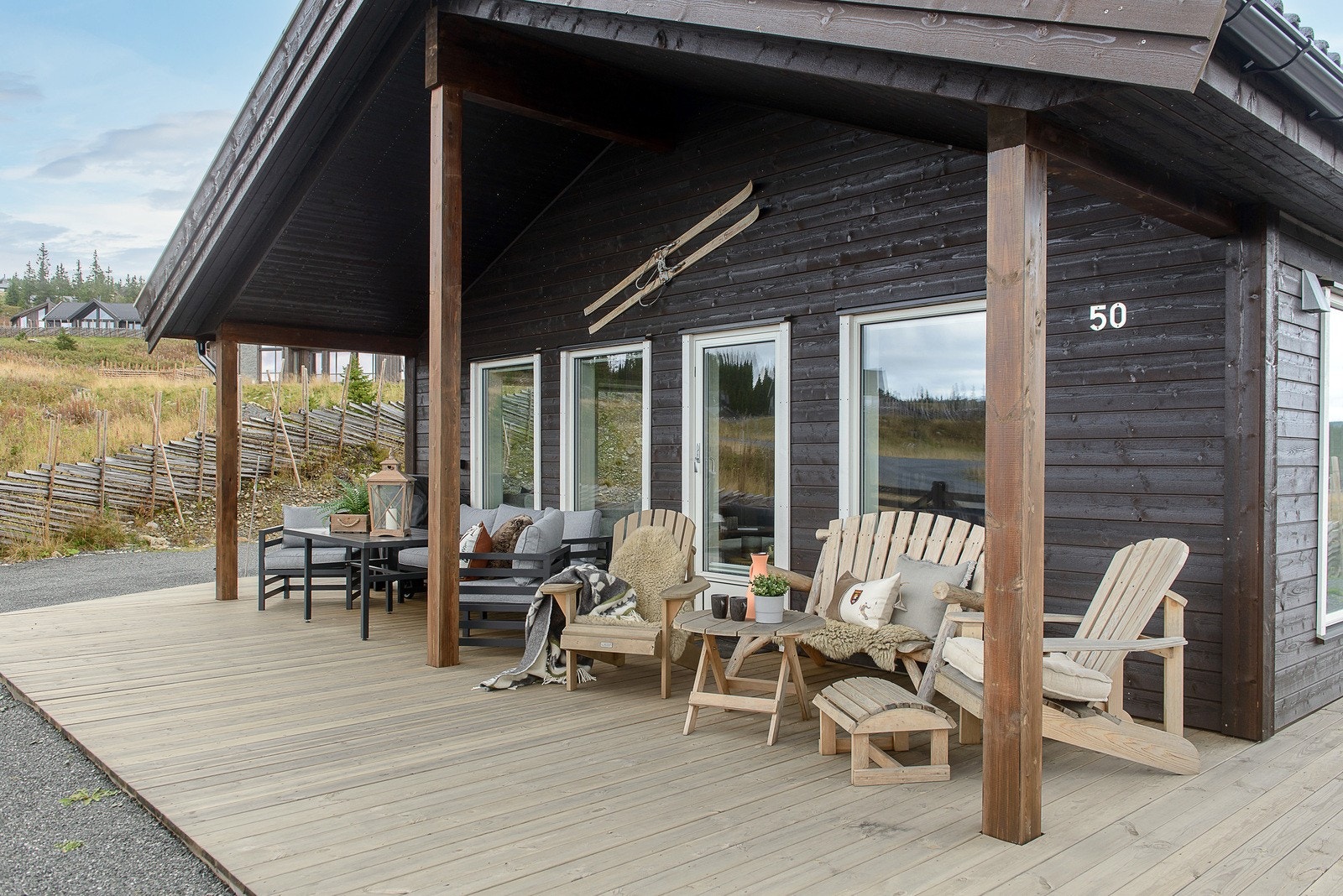 Fra stuen er det utgang til en stor terrasseplatting med flott utsikt og gode solforhold. Taket over plattingen sørger for god skjerming mot vær og vind. Galleribilde