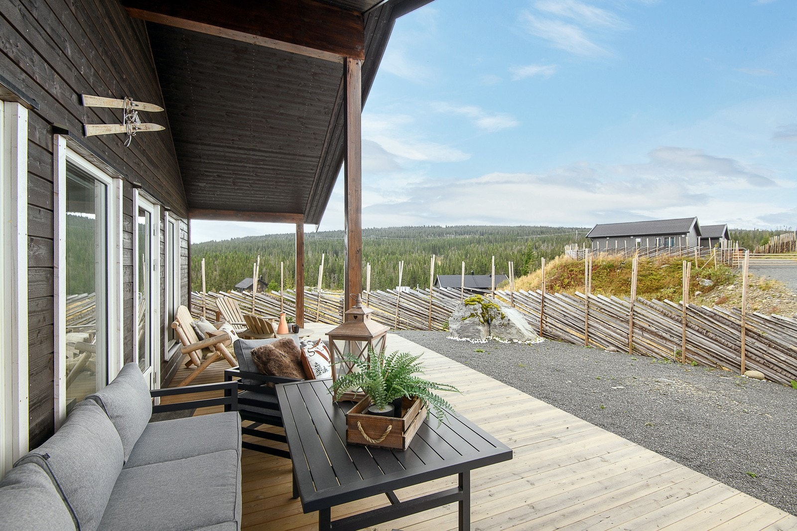 Hytta har en stor terrasseplatting med adkomst fra både stue og inngangsparti. Galleribilde