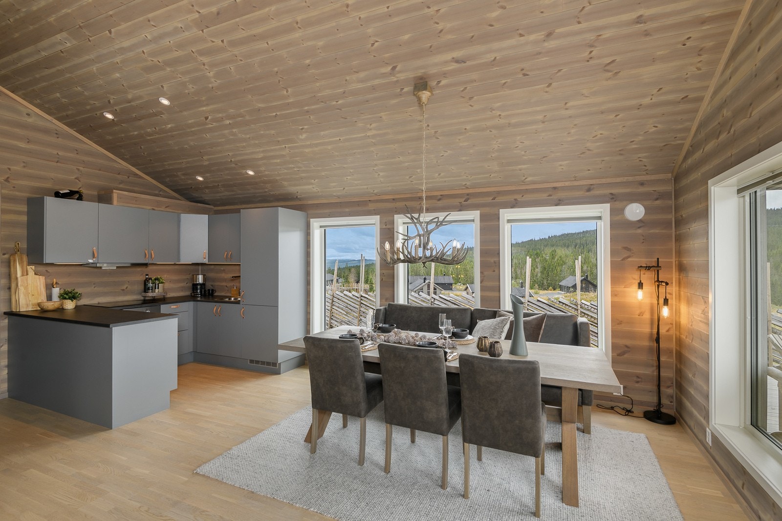 Med stue og kjøkken i ett blir det både gøy og sosialt å kokkelere for det inviterte selskapet. Galleribilde