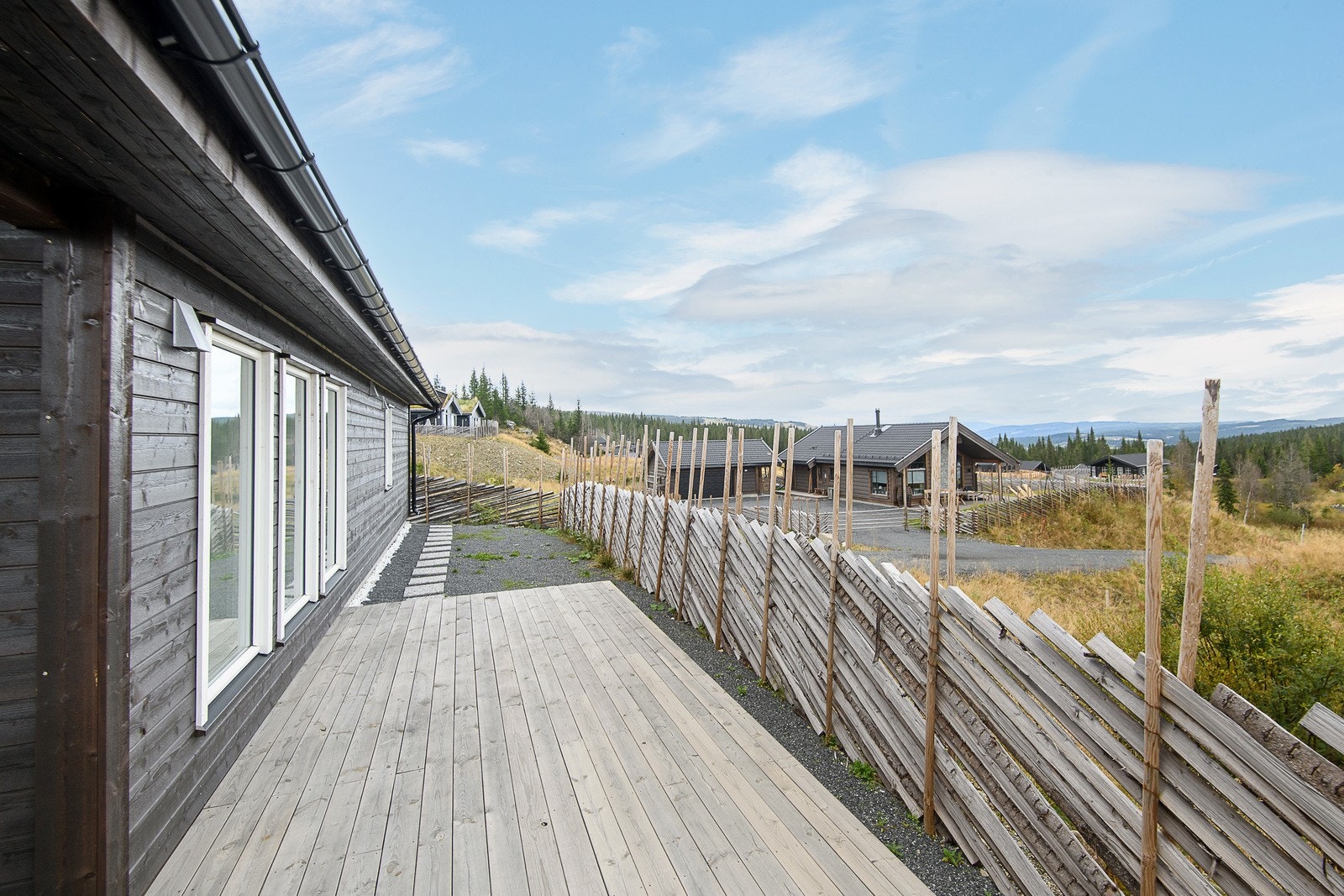 Uteområdet er pent opparbeidet med heller, grus og platting. Galleribilde