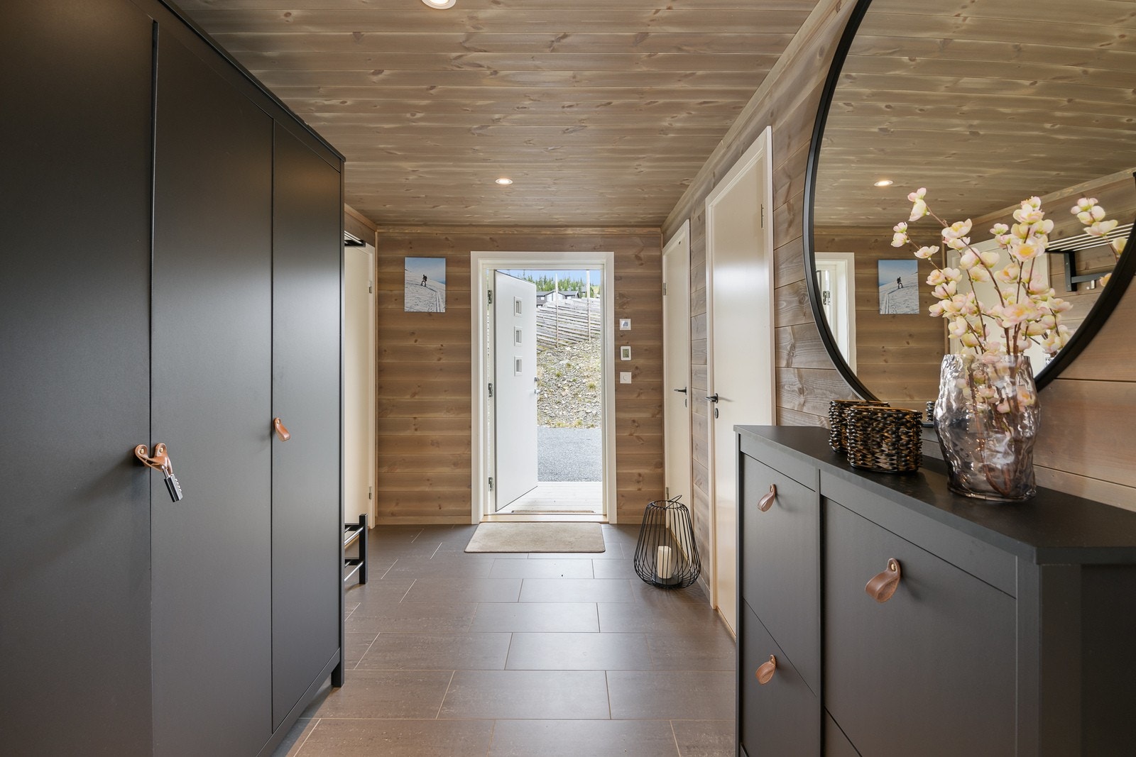 Innbydende og romslig entré med god plass til oppbevaring av yttertøy og sko. Galleribilde