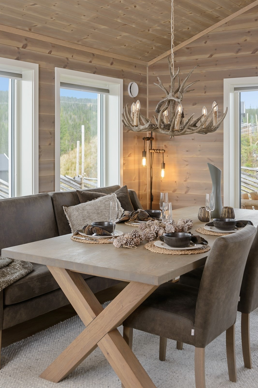 Det er god plass til en stor og hyggelig spisegruppe hvor hele familien kan samles. Galleribilde