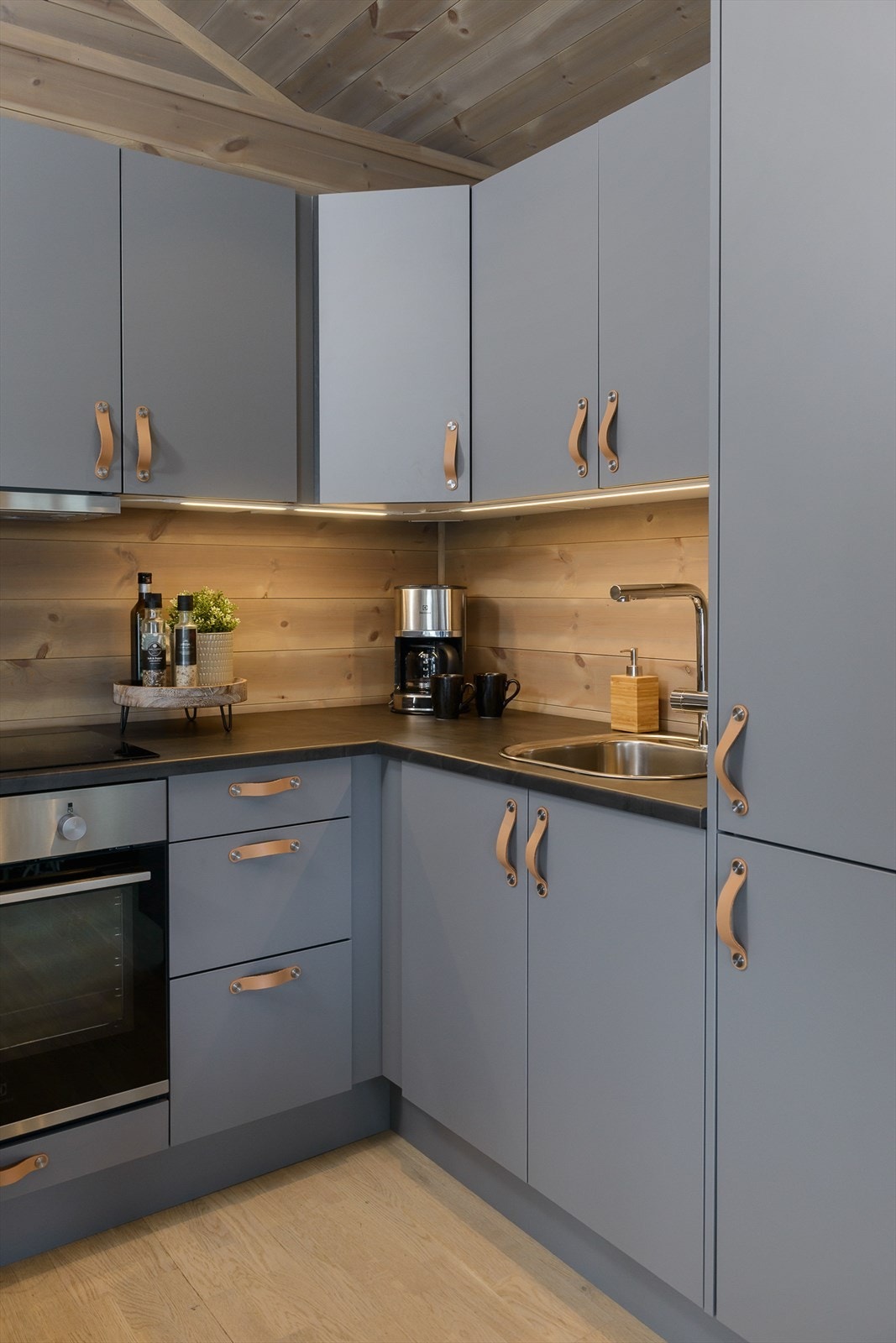 Det er belysning over benkeplaten. Galleribilde