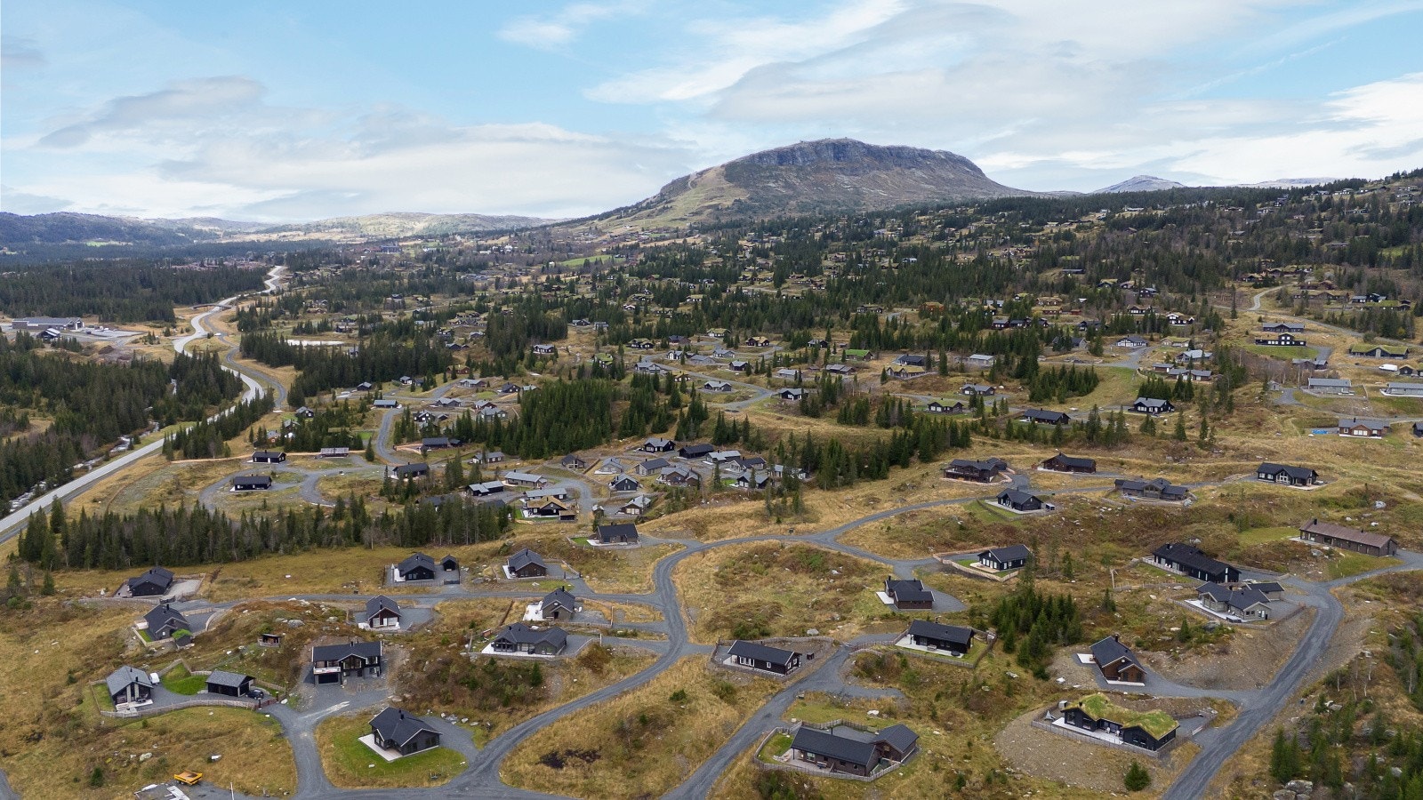 Beliggenheten er like attraktiv om sommeren, med fine sykkelstier og fjellveier, turområder i skog og fjell, og en 18-hulls golfbane. Galleribilde