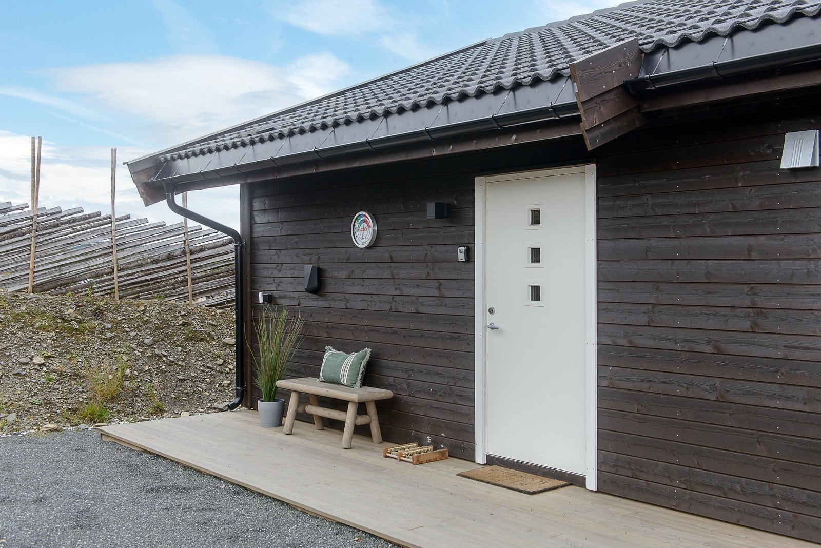 Ved inngangspartiet er det montert en ladeboks på veggen for elbil. Galleribilde