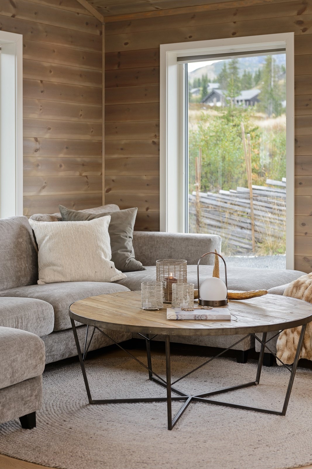 Det er god plass til en stor sofagruppe og TV med tilhørende møbler. Galleribilde