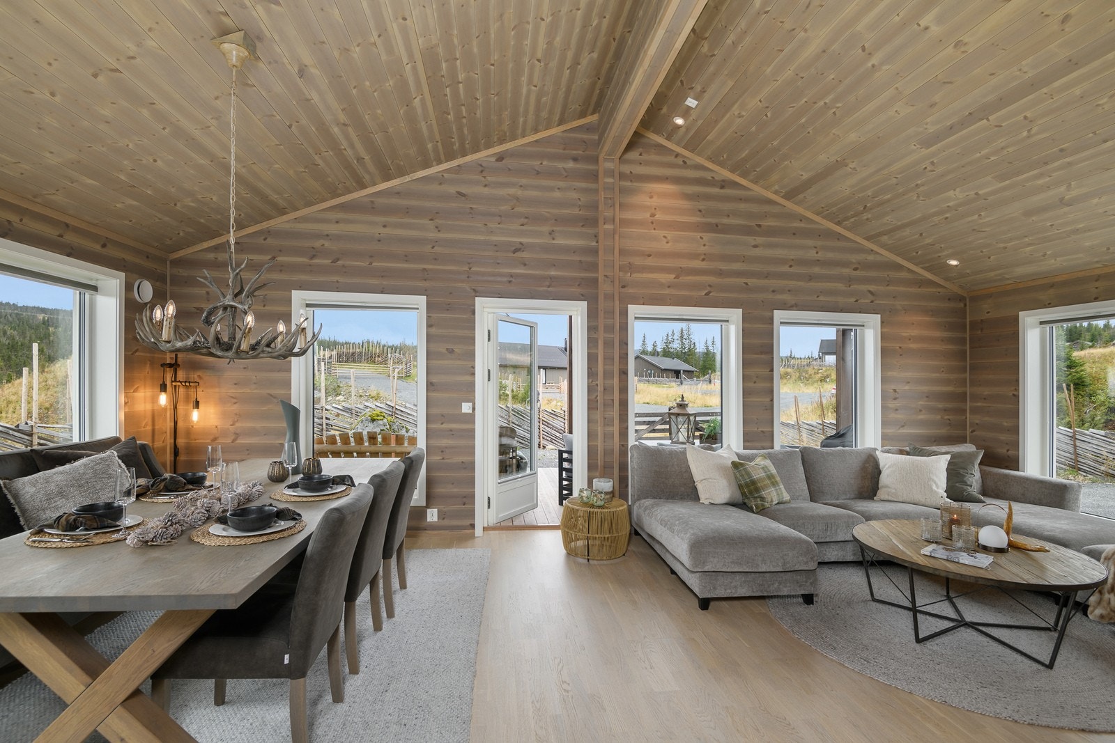 Det er innfelte lys i himlingen og delikat parkett på gulvet. Galleribilde