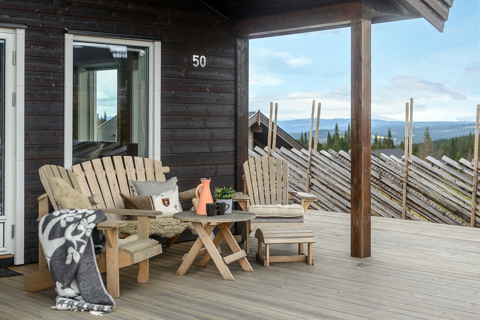 Terrassen er målt til ca. 56 m² og strekker seg rundt tre sider av hytta. Galleribilde