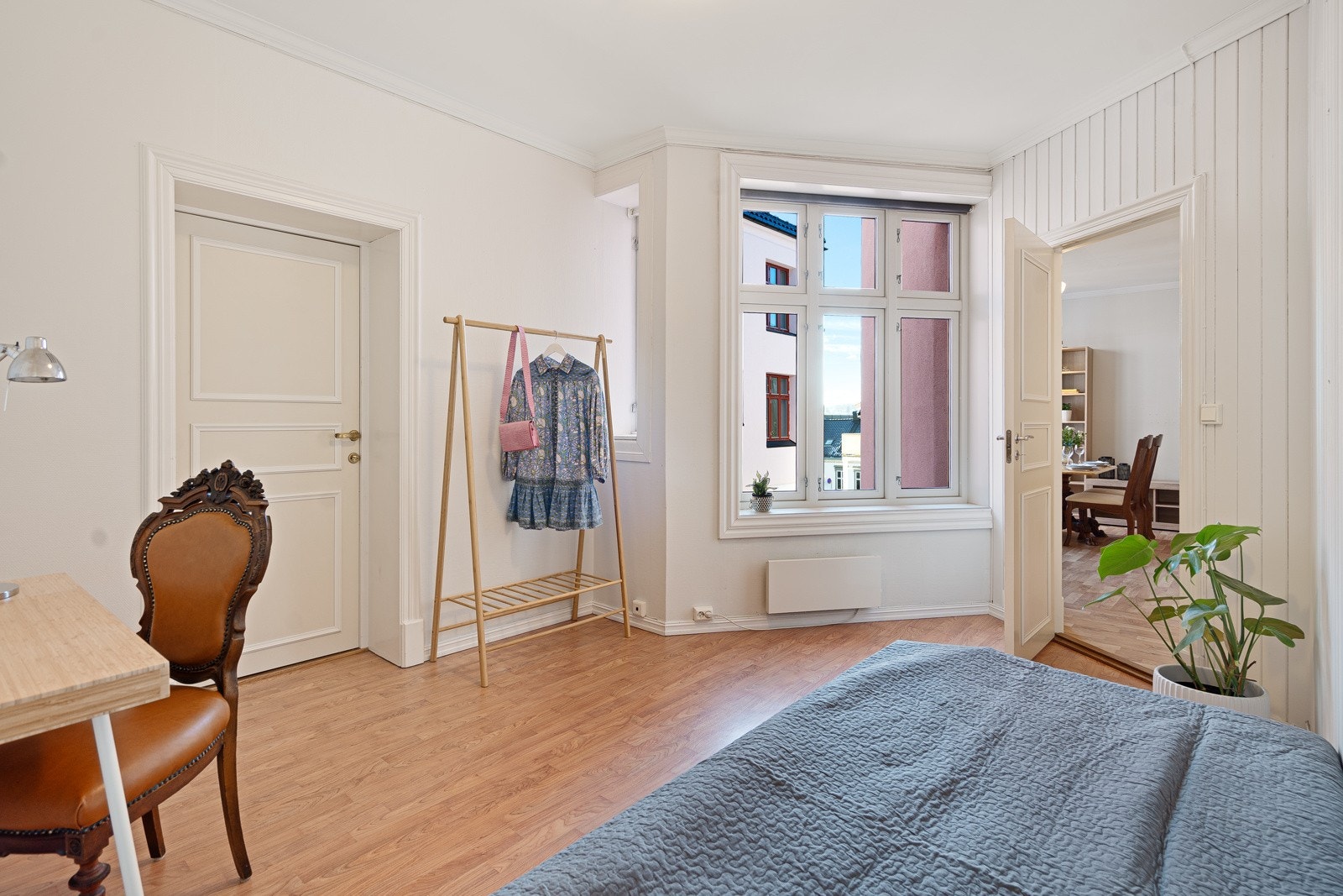 Soverom 1 har god størrelse og egen utgang Galleribilde