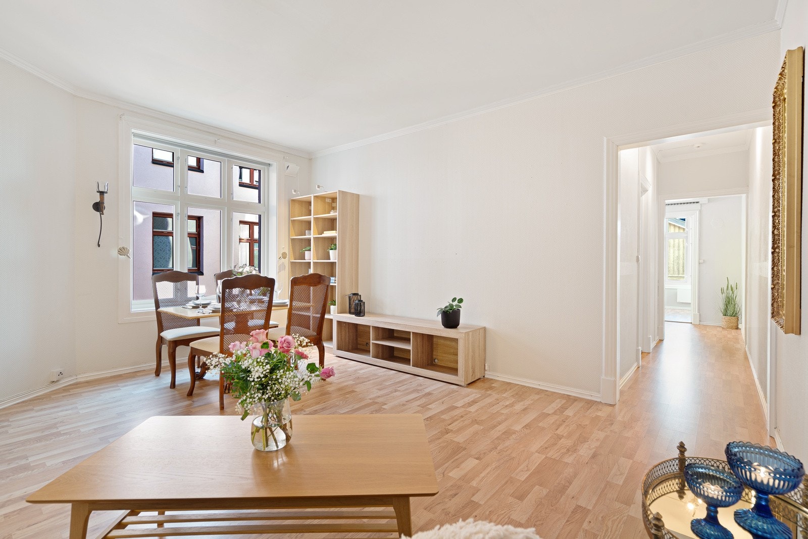 Lys og trivelig stue med god plass til møbelsoner Galleribilde