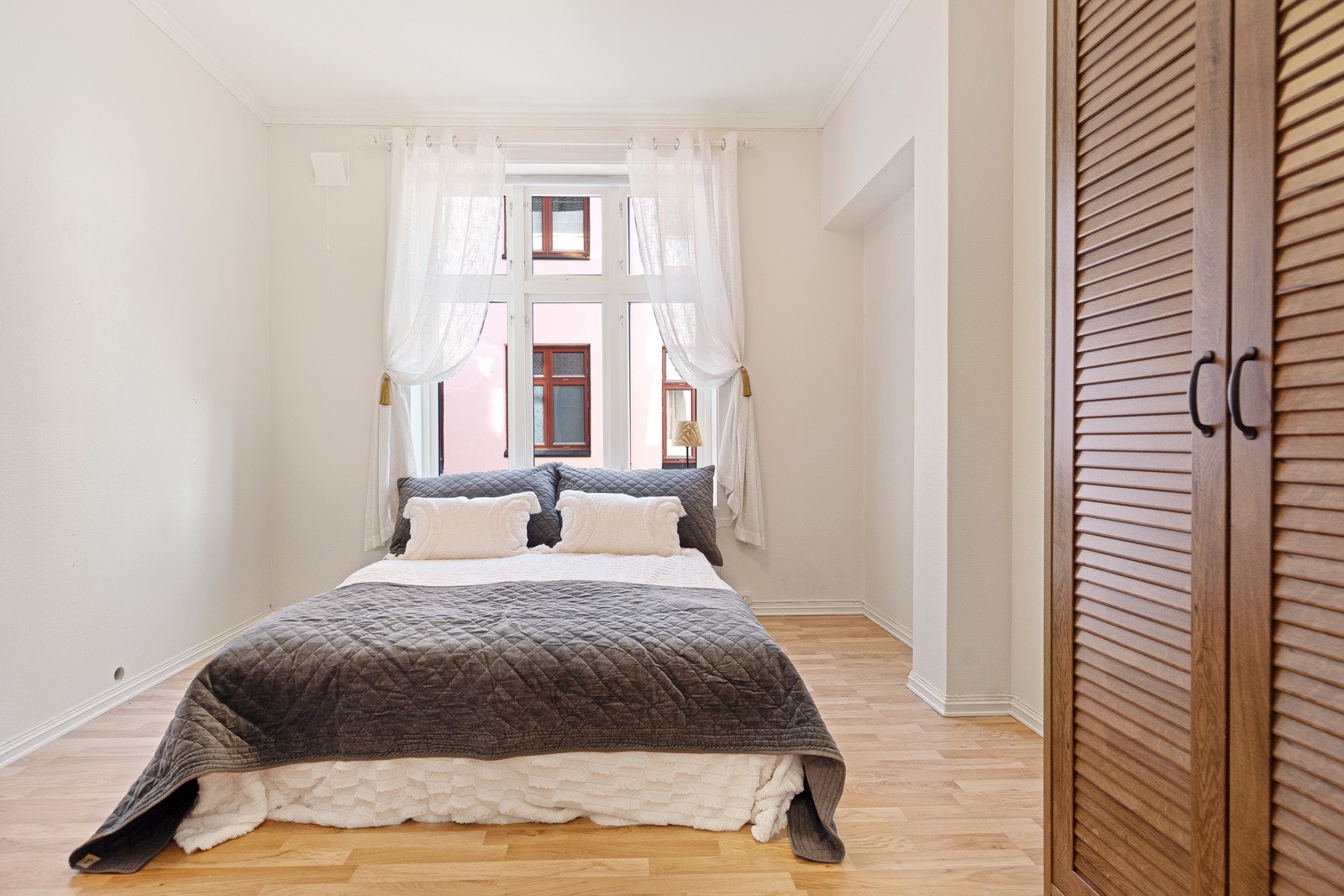 Soverom 2 har garderobeløsning Galleribilde