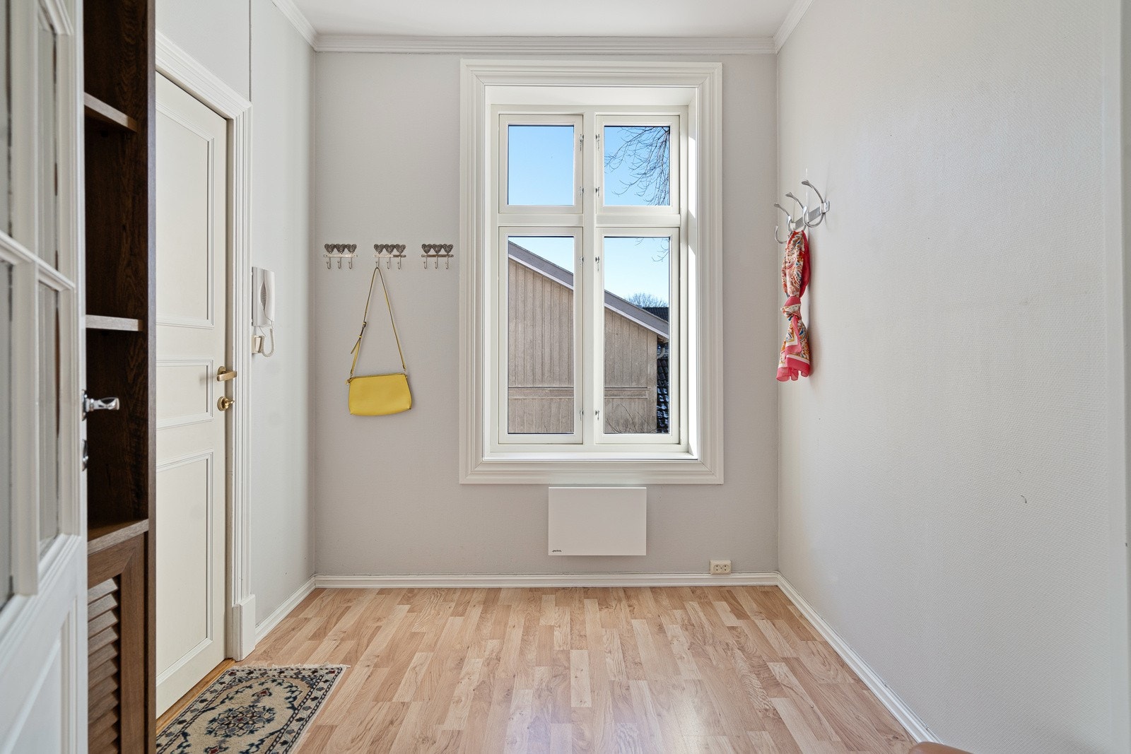 Romslig entré med garderobeløsning Galleribilde