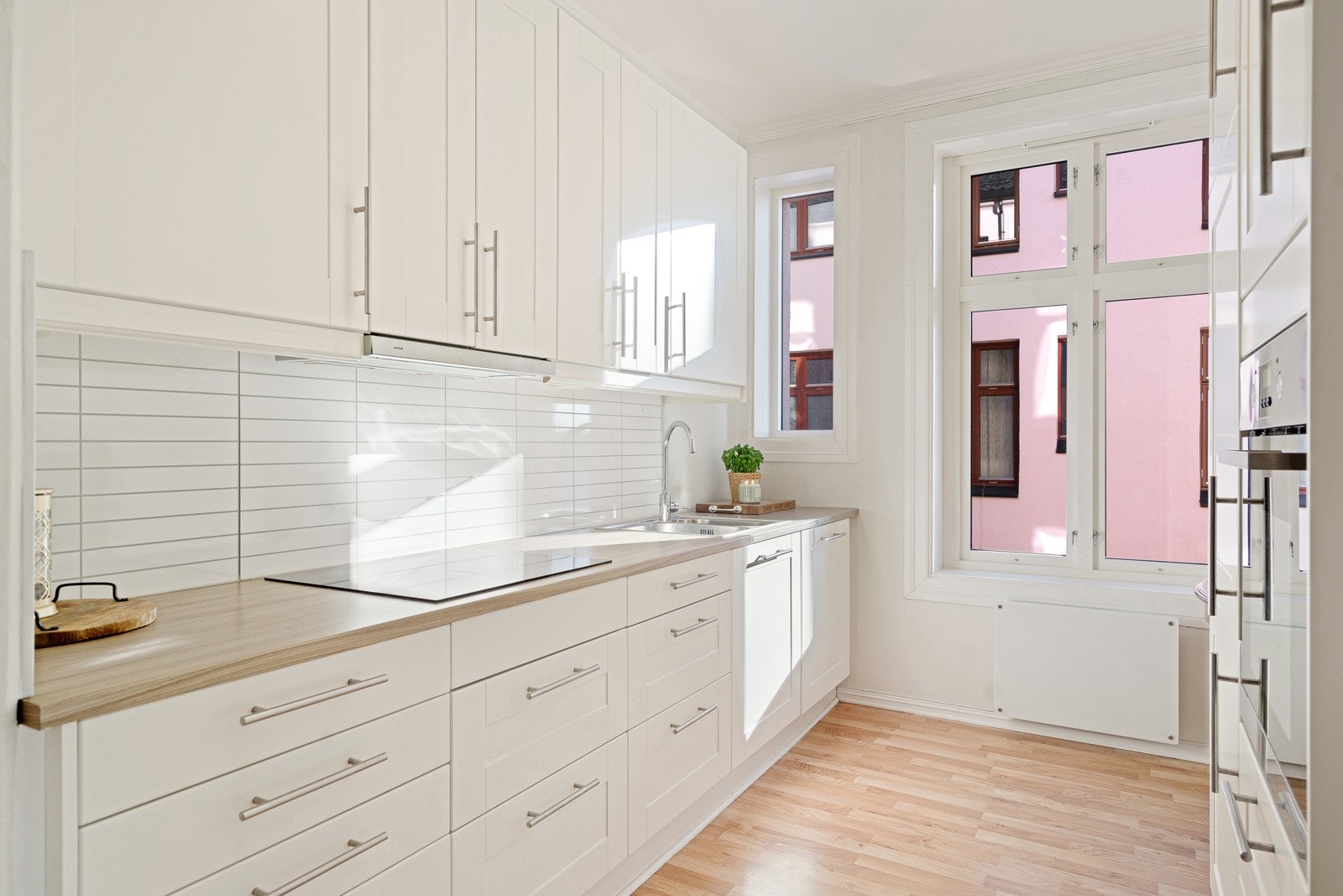 Kjøkkenet ligger i eget rom og har en flott innredning fra 2012 Galleribilde