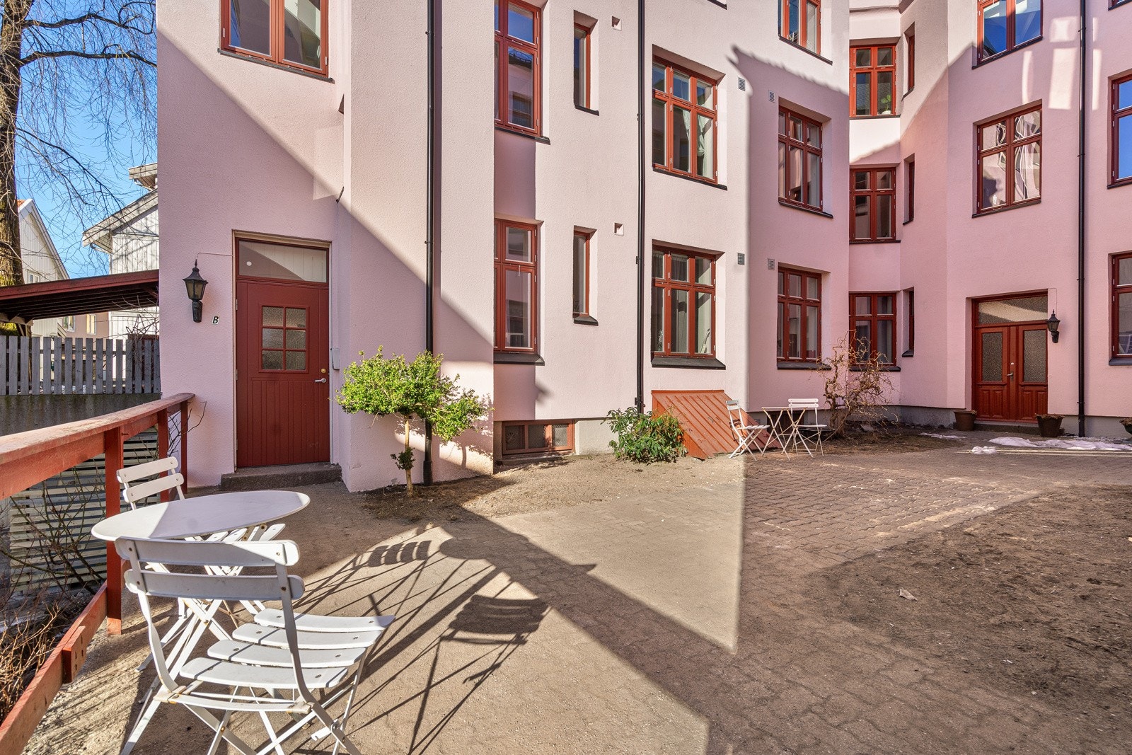 Trivelig uteplass i felles gårdsplass Galleribilde