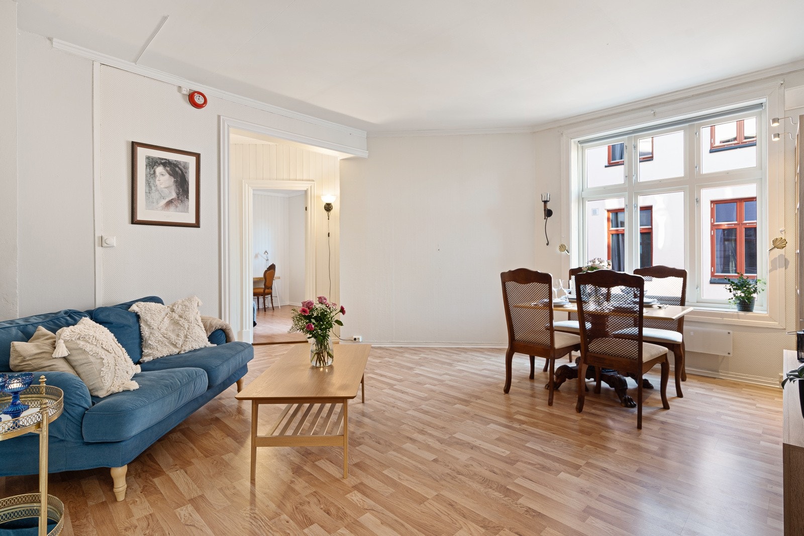 Romslig stue med store vindusflater og godt med lysinnslipp Galleribilde