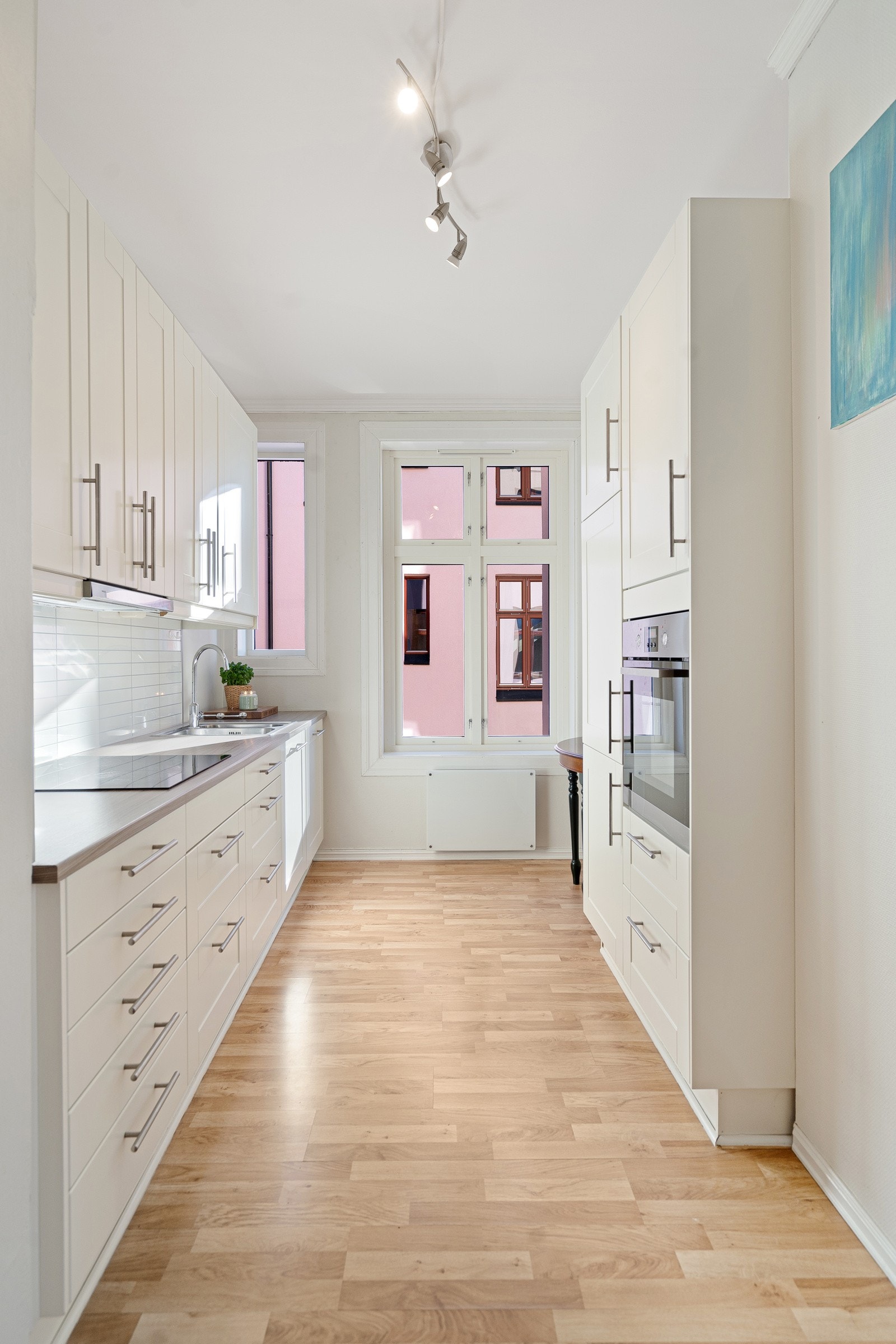 Kjøkkenet har godt med skap- og benkeplass Galleribilde