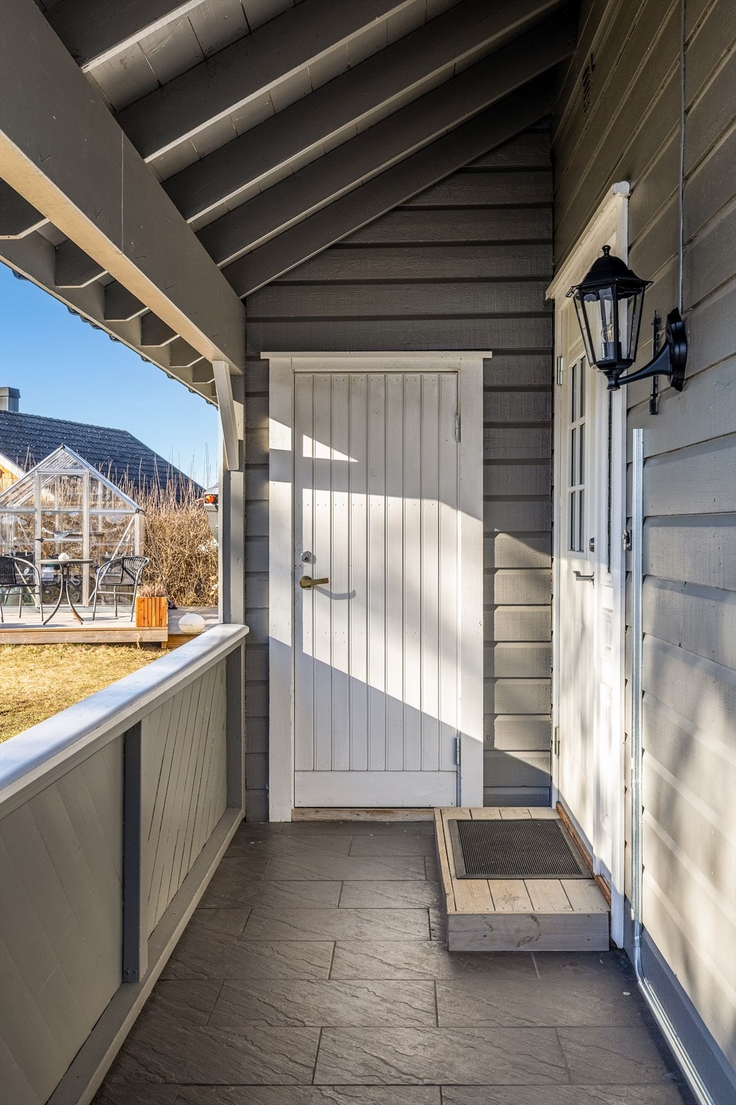 Overbygget inngangsparti med utvendig bod ved inngangsdøren. Galleribilde