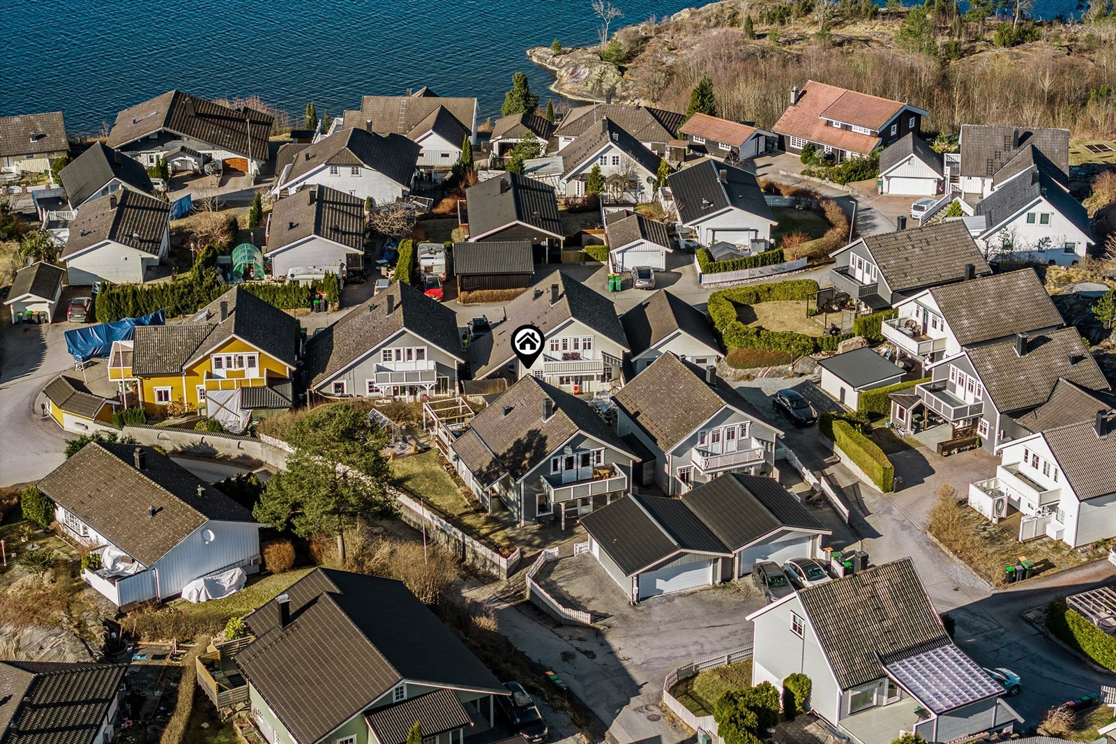Trivelig bomiljø og kort vei ned til strand og sjø. Galleribilde