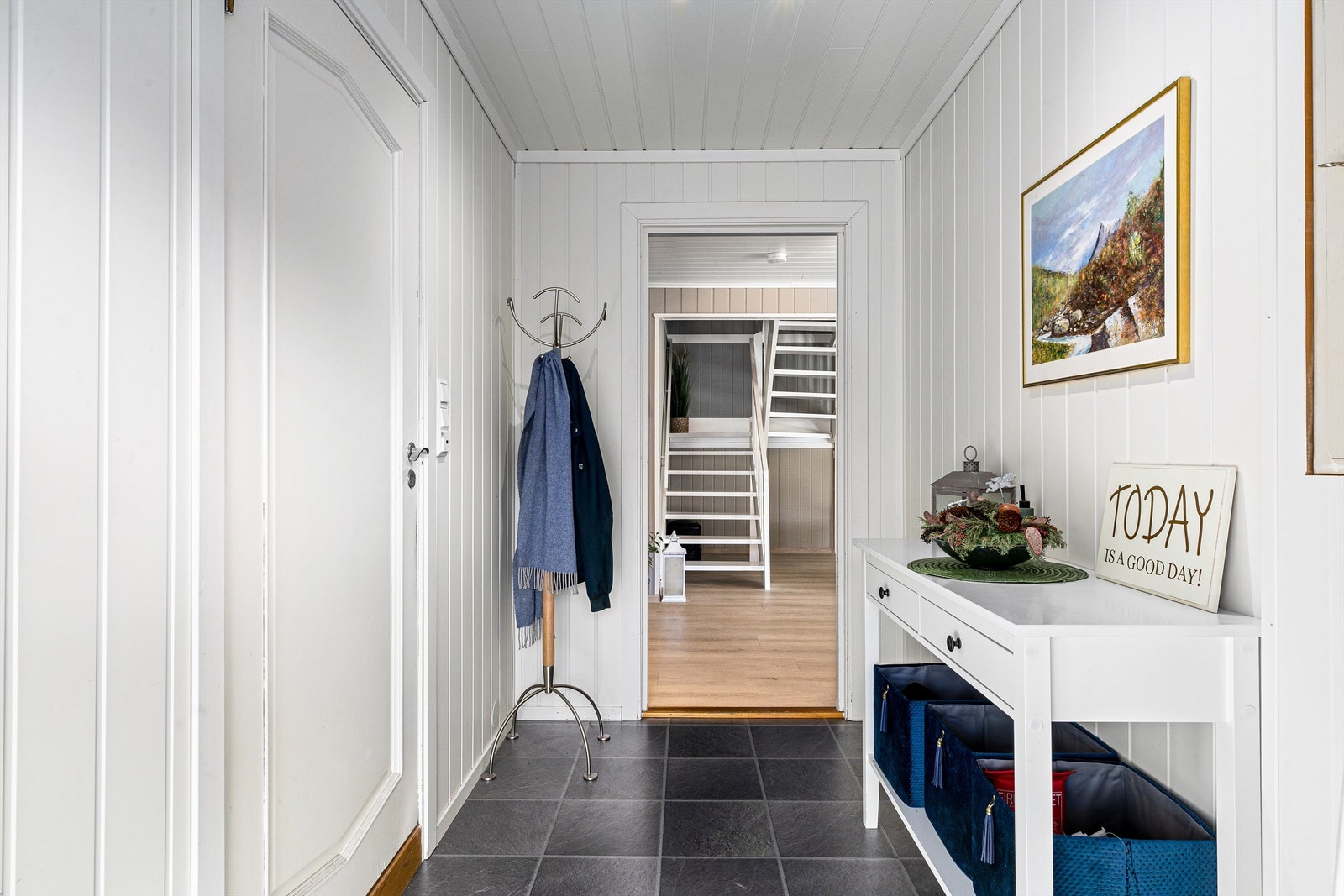 Bad og vaskerom er lett tilgjengelig inn døren til venstre. Galleribilde