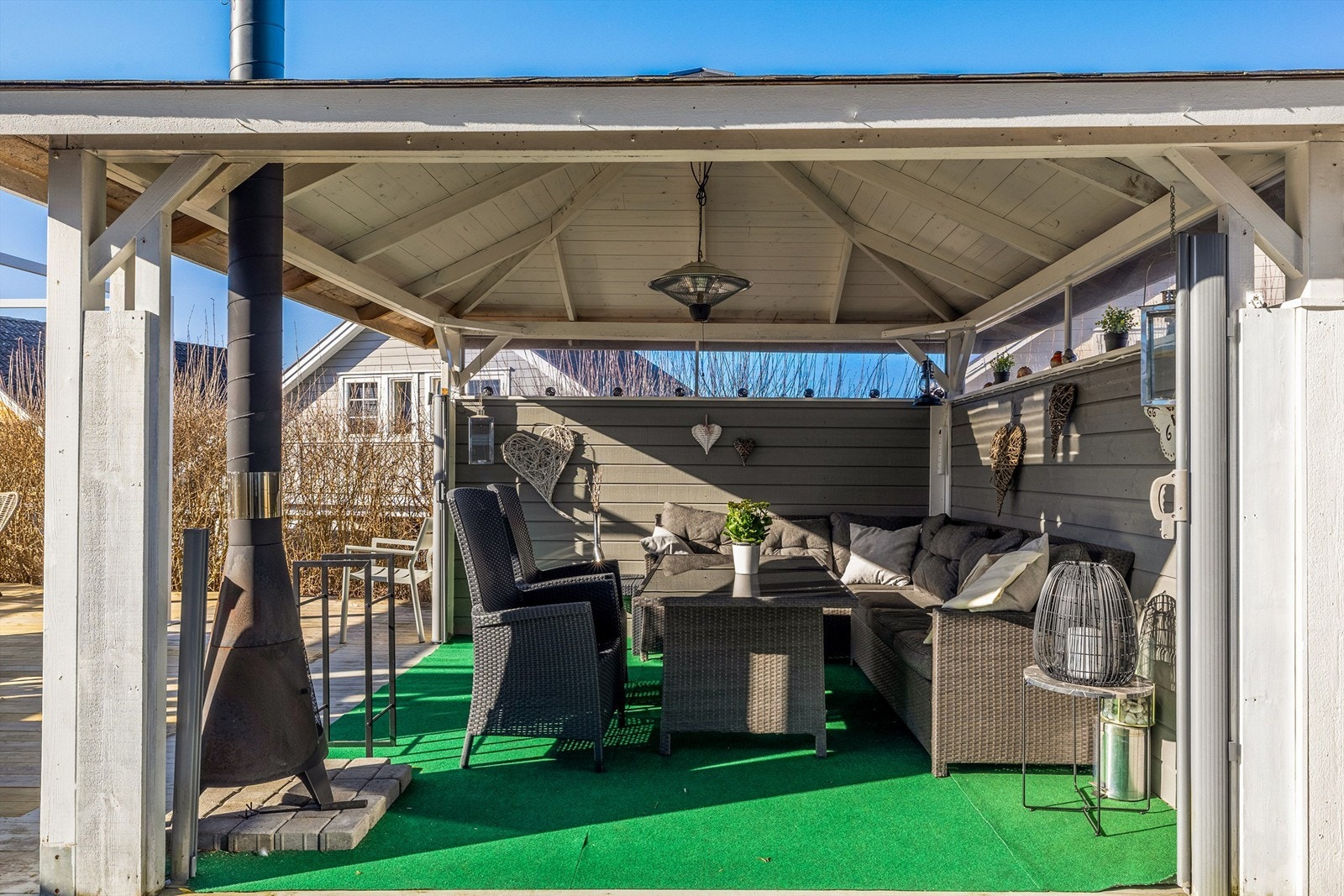 Med tak, peis og varme i taket forlenges utesesongen. Galleribilde