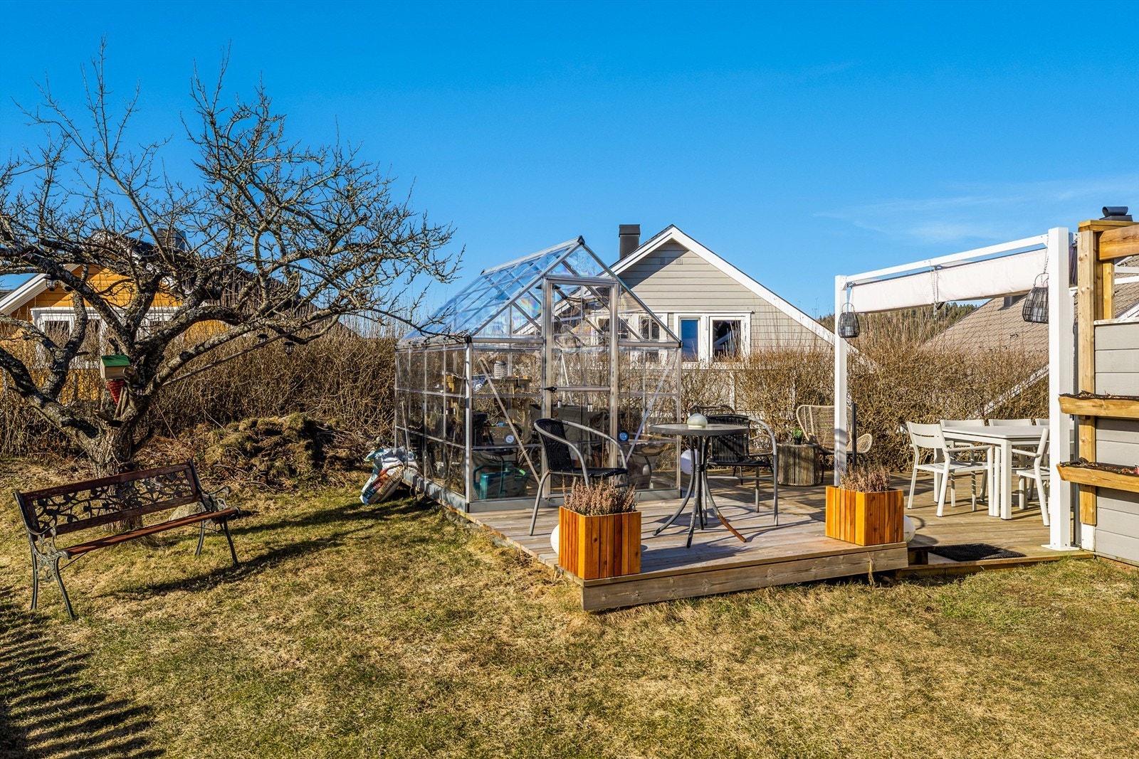 Et perfekt drivhus for hageglade. Ikke for stort, ikke for lite. Galleribilde