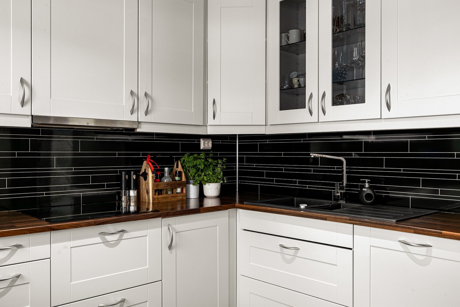 Det er rikelig med skap og skuffer til oppbevaring. Galleribilde