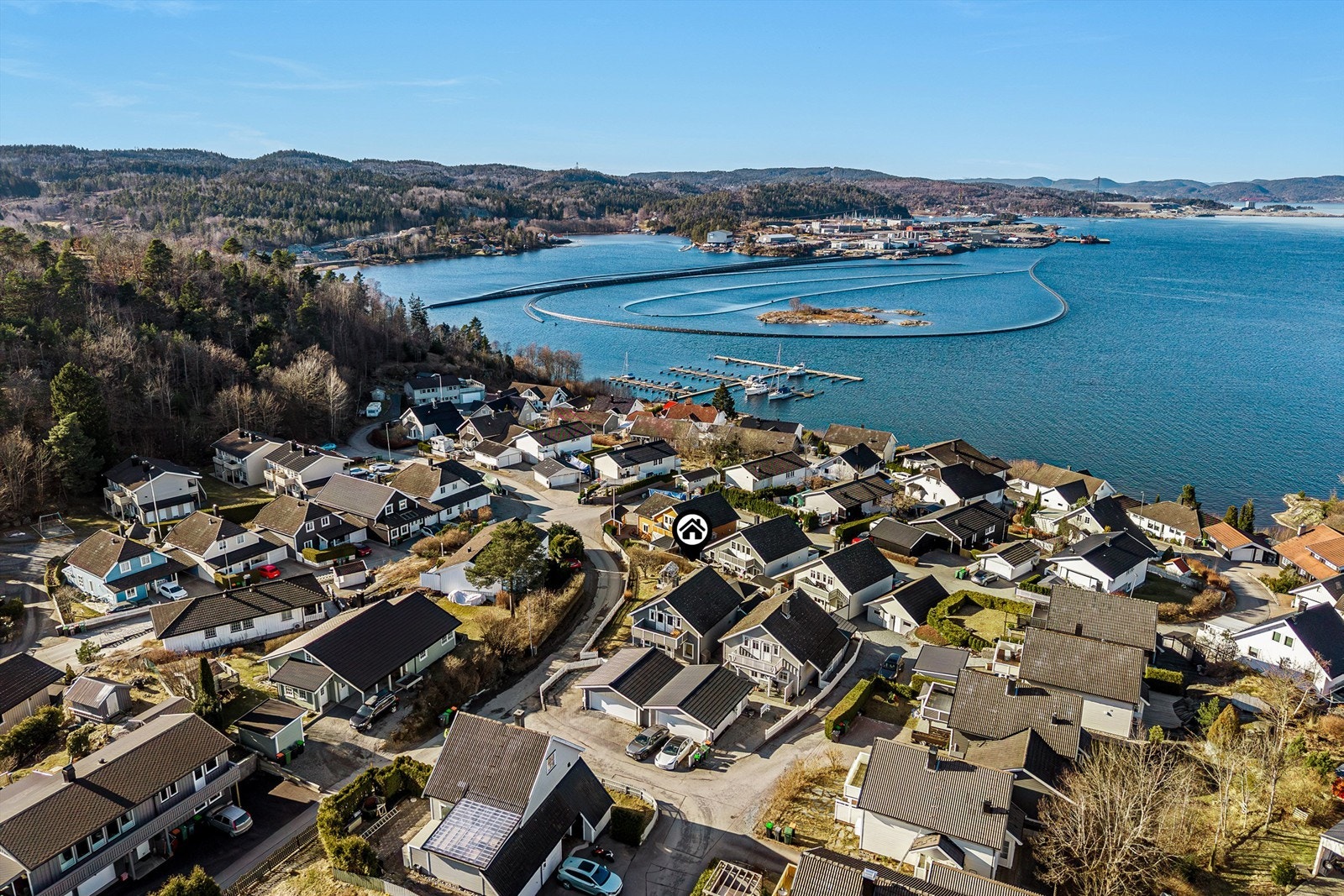 Nede ved sjøen er det småbåthavn og badestrand. Cocheplassen har egen båtforening. Galleribilde