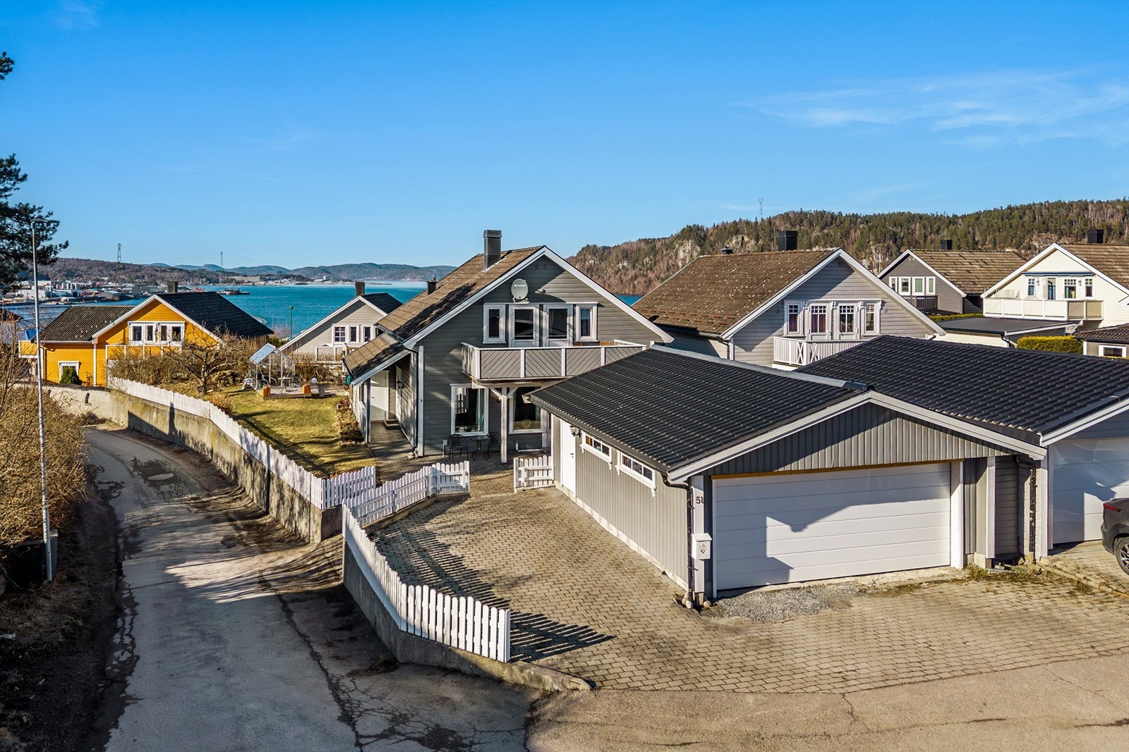 Dobbel garasje med elbil lader. Galleribilde