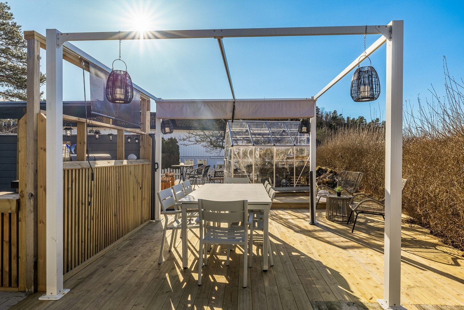 Her er solen til langt utpå kvelden. Når hekken får blader blir det også helt usjenert. Galleribilde