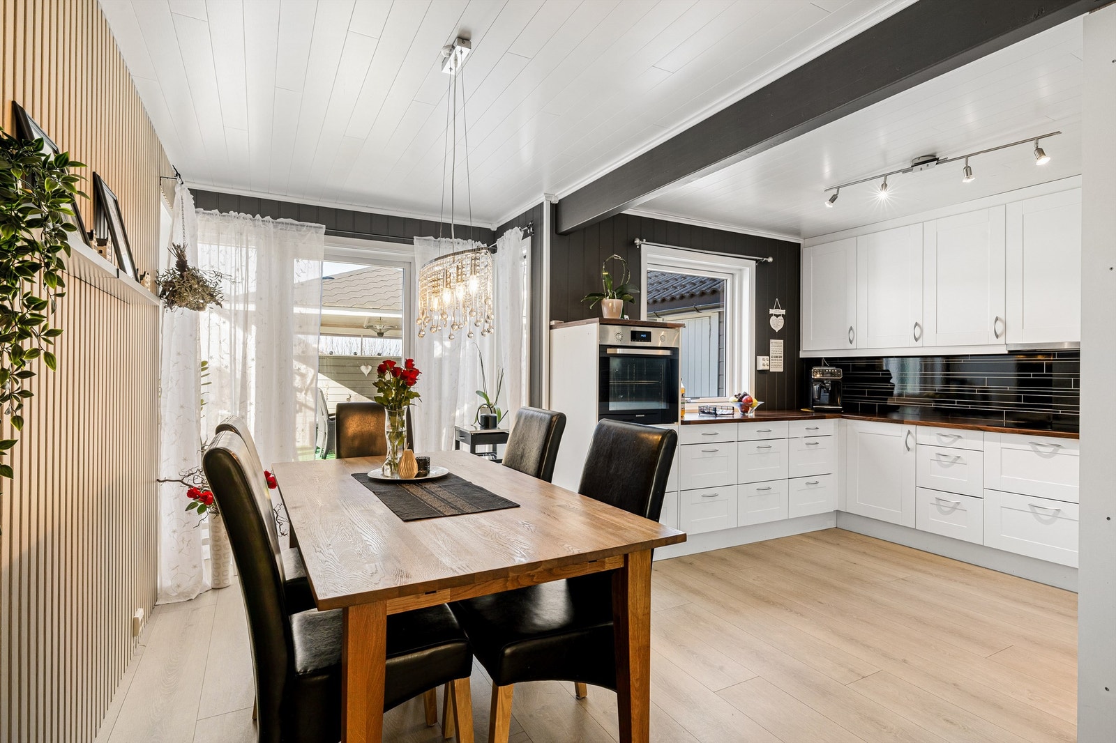 Utgang fra kjøkkenet til terrassen. Galleribilde