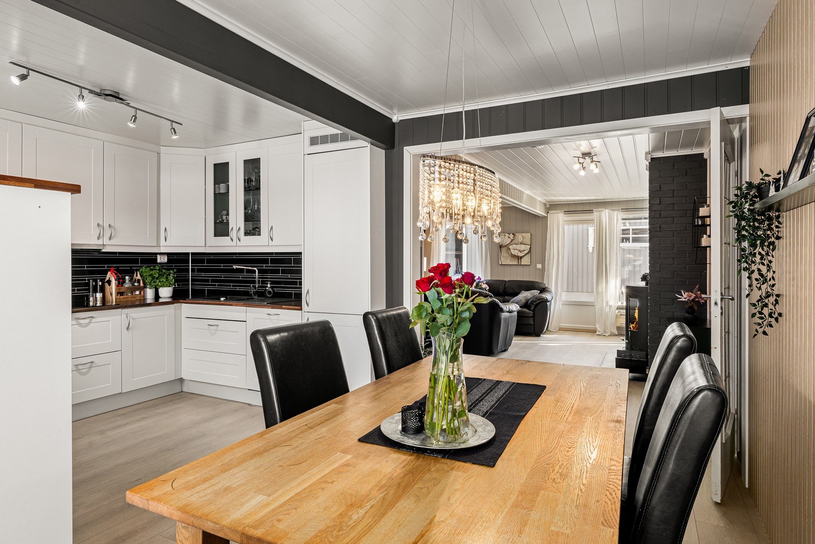 Kjøkkenet er moderne, oppgradert i 2017 med flott spilevegg ved spiseplassen. Galleribilde