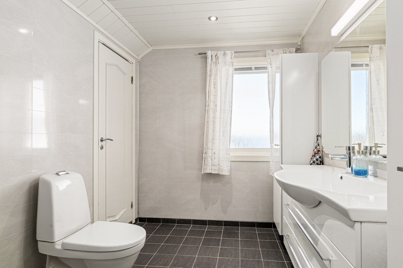 Bad i 2. etasje med garderobe/kott på innsiden. Galleribilde