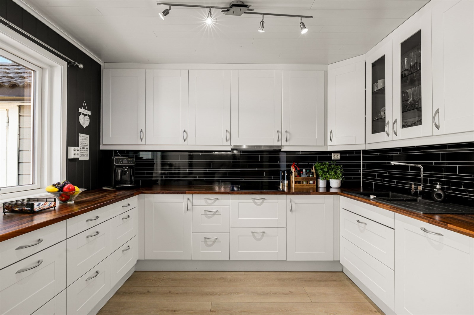 Et kjøkken med u-form gir mye benkeplass. Alle hvitevarene er integrerte. Galleribilde