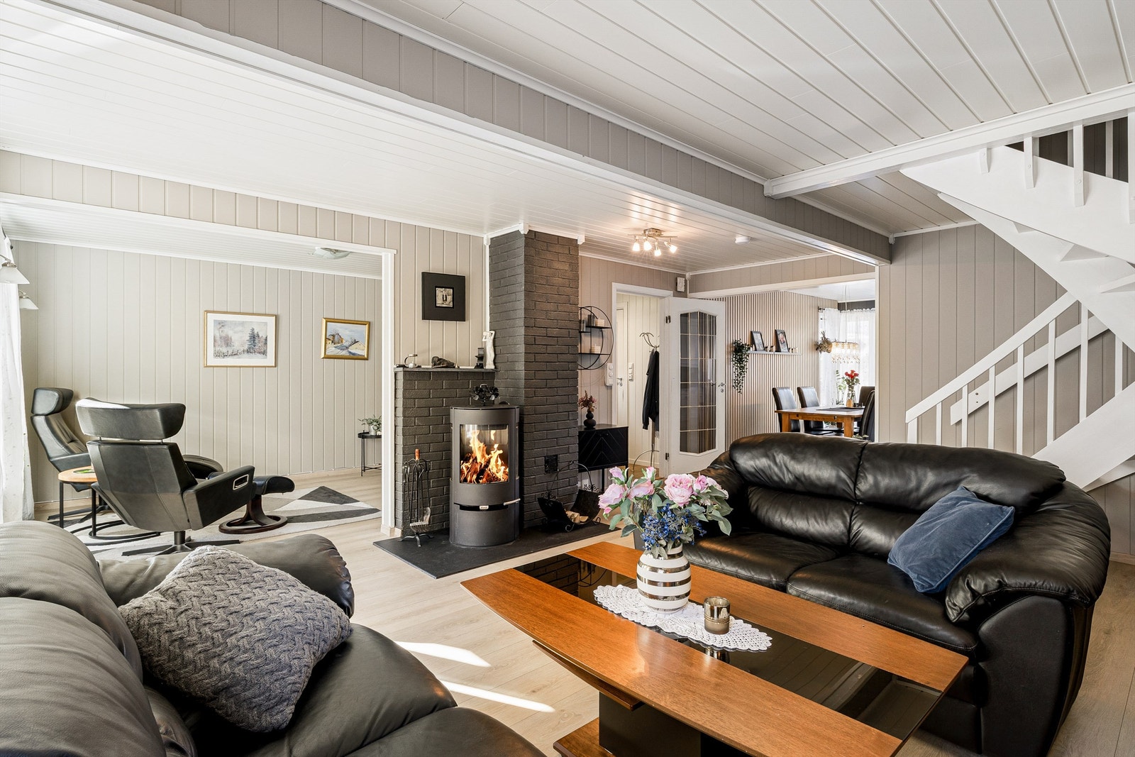 Koselig stue med peis og egen tv-krok. Galleribilde