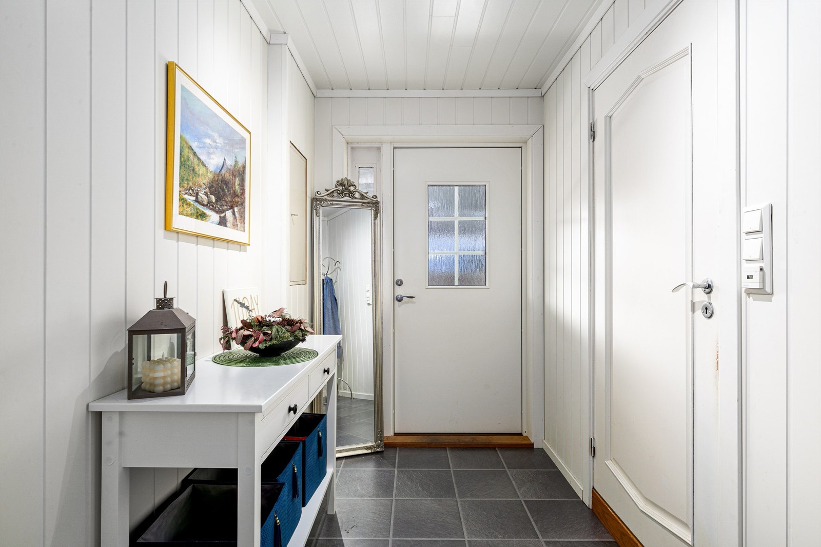 Innbydende og lys entré. Galleribilde