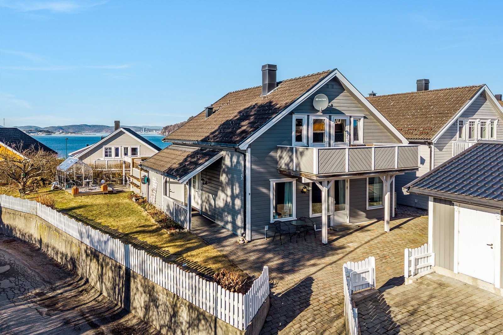 Stor gårdsplass med belegningsstein. Galleribilde