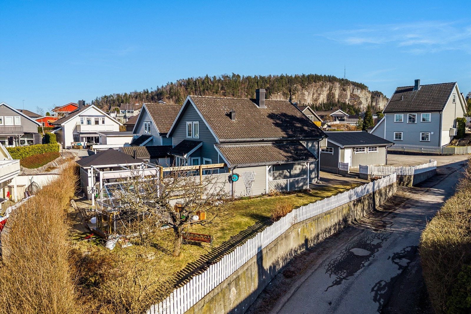 Martha Cochs vei 51 - Endetomt med mye sol og flotte usjenerte uteplasser. Galleribilde