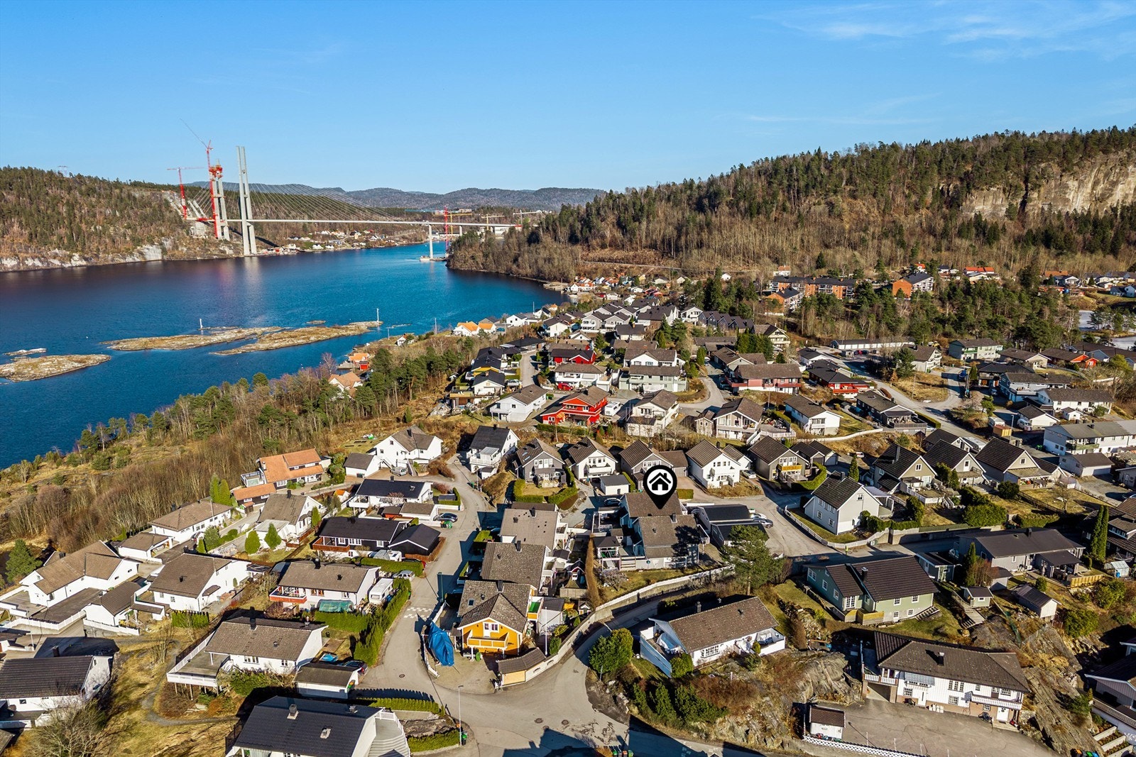 Det er busstopp på Cocheplassen, ikke langt fra boligen. P8 stopper her og går fra Herre til knutepunktet Skjelsvik, via Stathelle og Brevik. Det er også kort vei til Stathelle med alle fasiliteter og kjøpesenter. Galleribilde