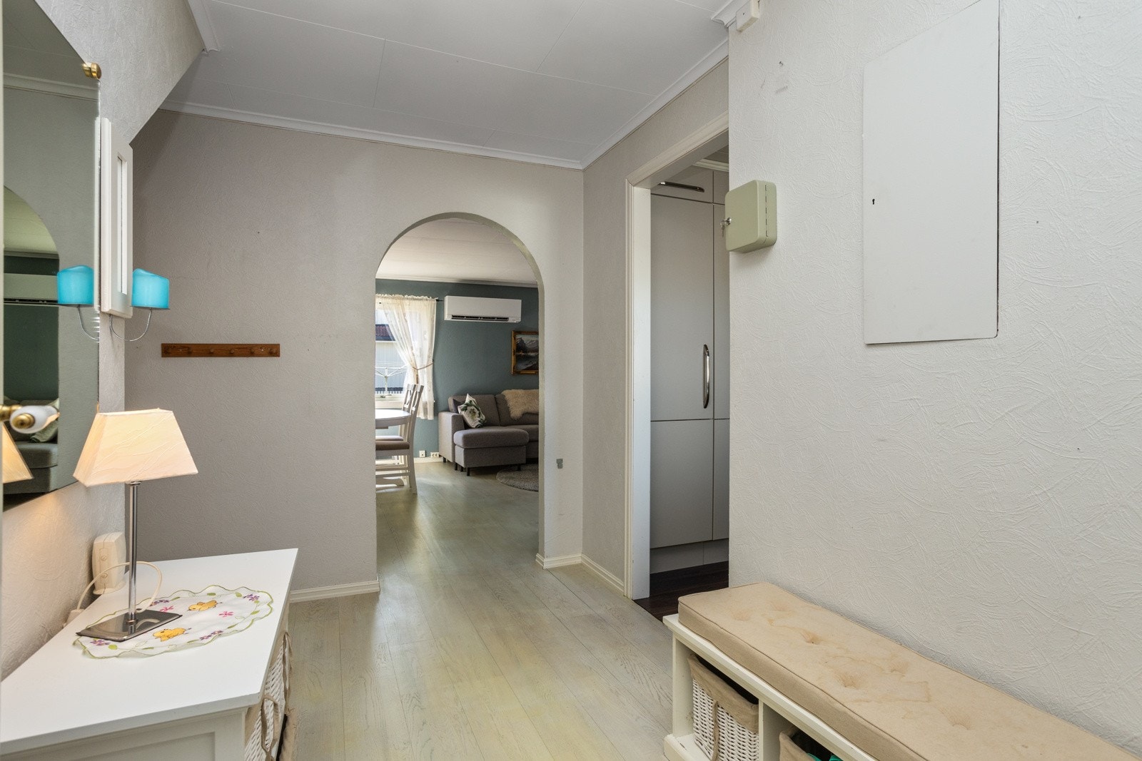 Romslig entré med inngang til både kjøkken og spisestue/stue Galleribilde
