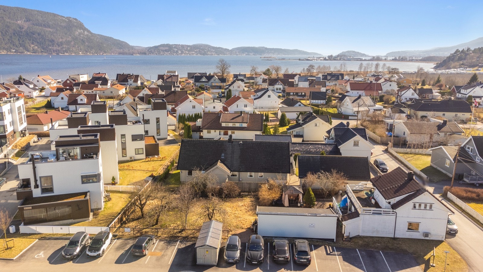 Vakre Svelvik byr på mange flotte opplevelser, og denne eiendommen ligger sentralt til for mange aktiviteter Galleribilde