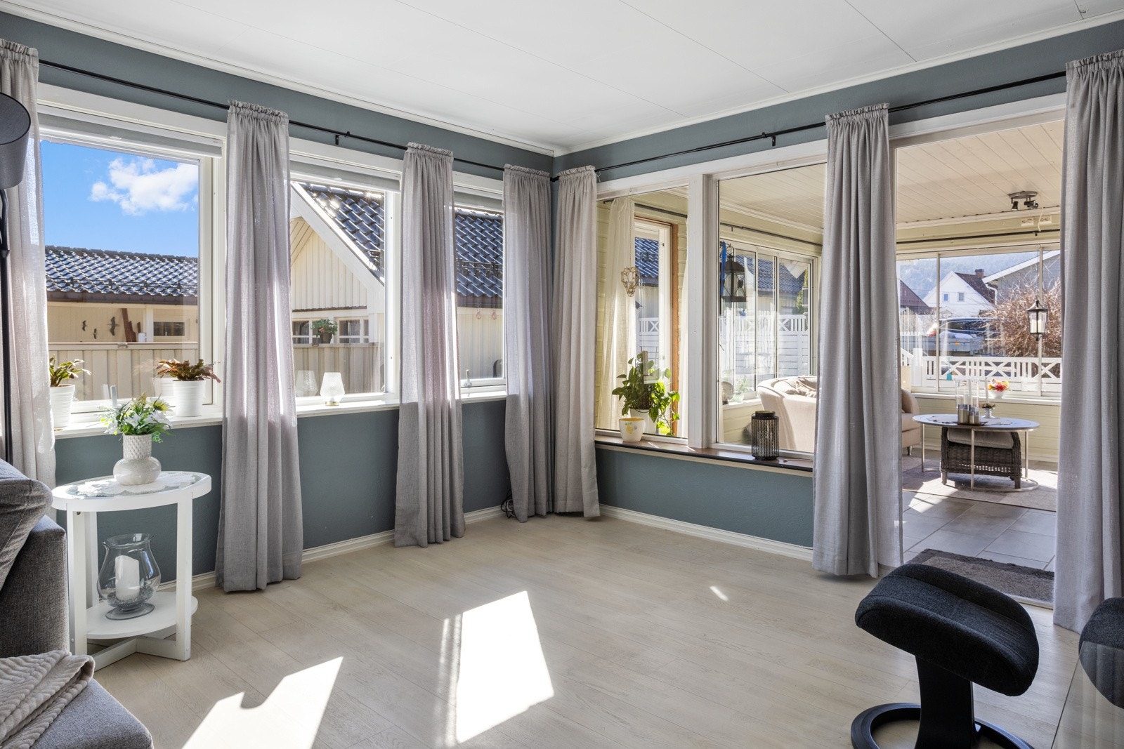 Stuen har store vindusflater som sørger for at rikelig med naturlig lys strømmer inn i stuen Galleribilde