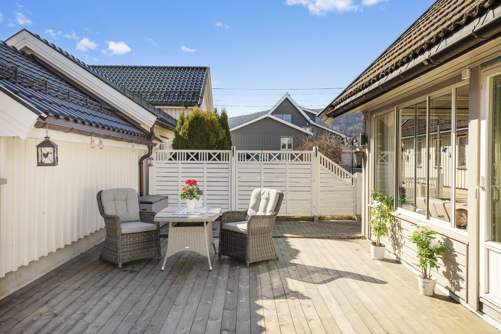 På terrassen er det god plass til utemøblement og grill Galleribilde