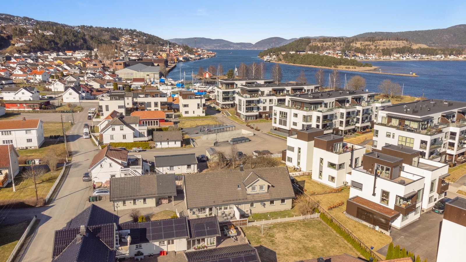 Områdebilde med bademuligheter og bryggeliv rett ved Galleribilde