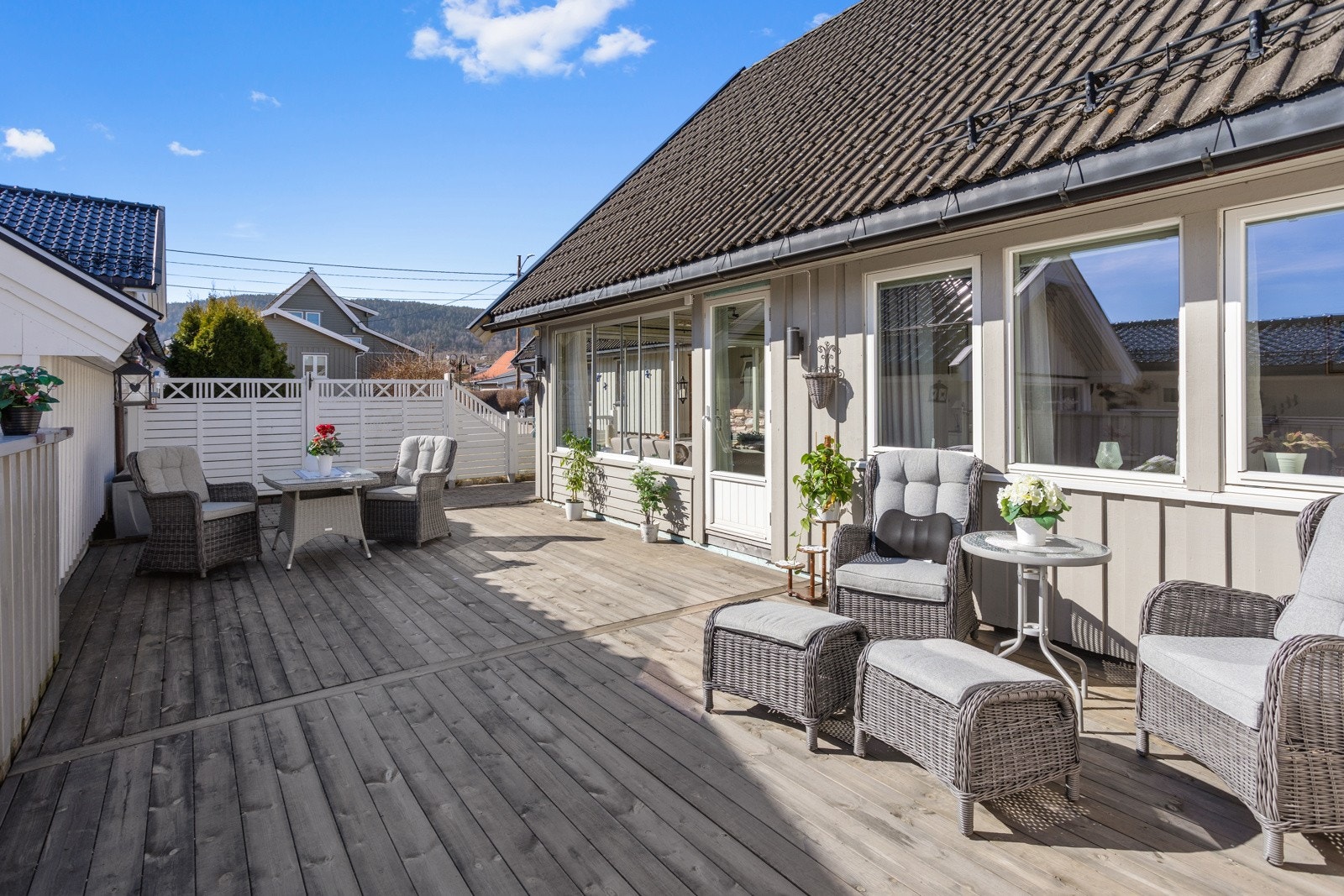 Stor, fin terrasse med mange møbleringsmuligheter og plass til både loungegruppe og spisegruppe Galleribilde