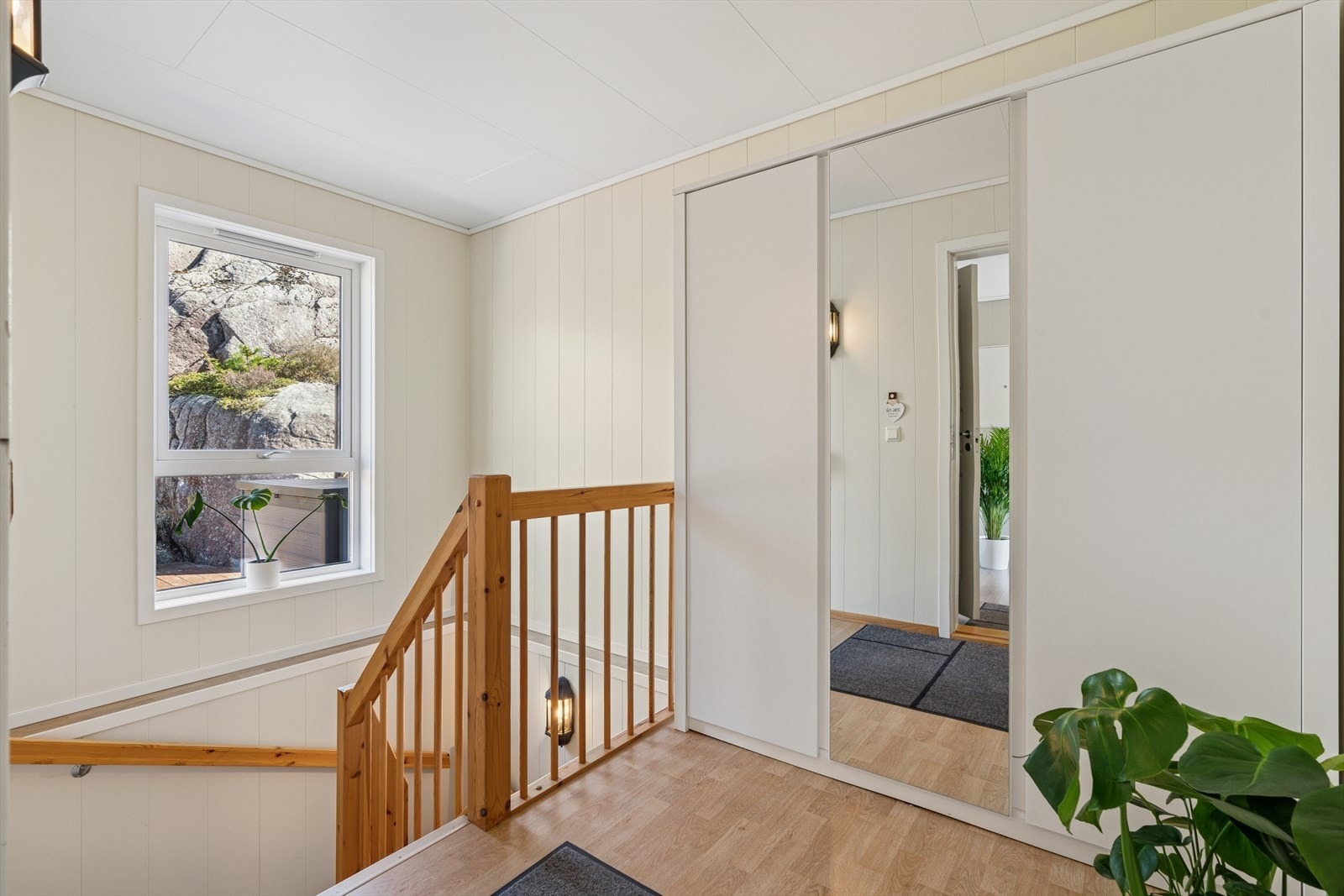 Felles oppgang til leiligheten i 2. etasje. Godt med lagringsplass i stort skap i gangen. Galleribilde