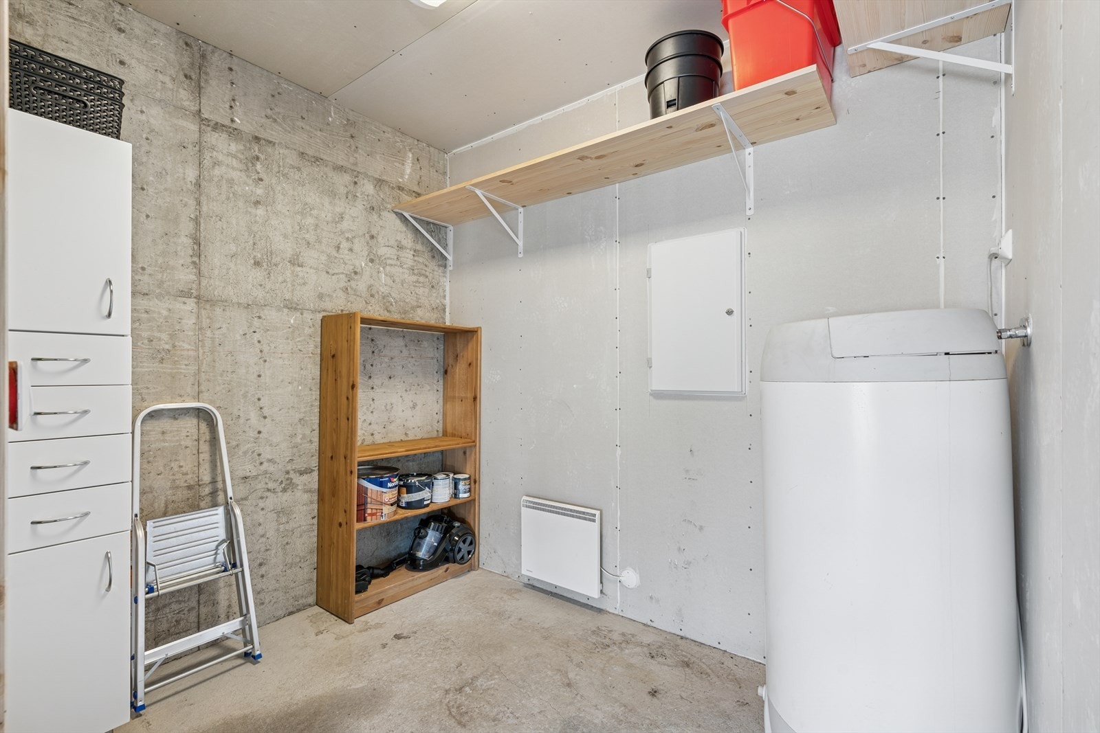 I carport er det praktisk bod med plass til oppbevaring. Galleribilde