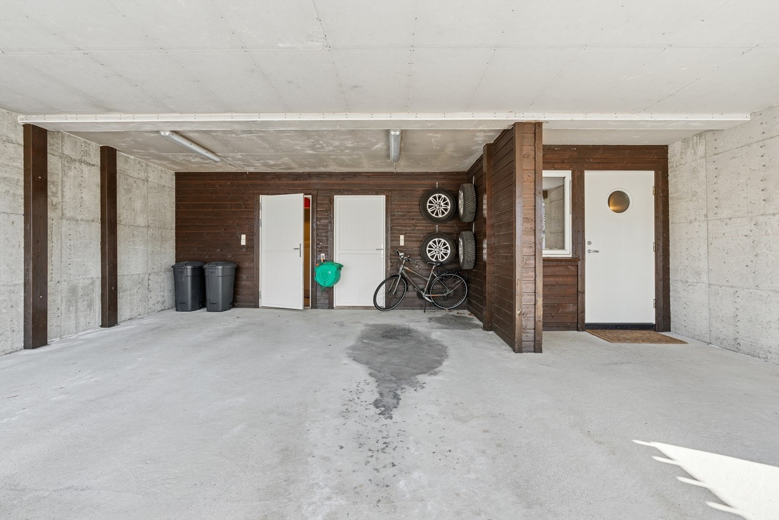 Parkering i carport. Galleribilde