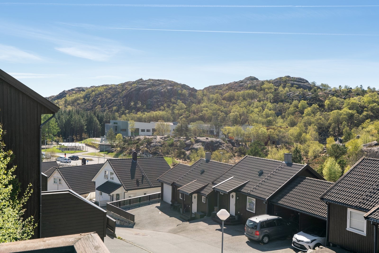 Utsikt ut over terrenget/turområdet på andre siden av veien. Galleribilde